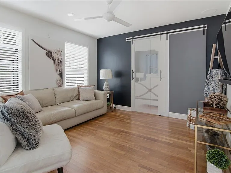 908 Haskell St — Photo 3