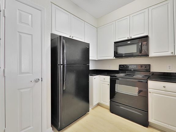 4th image of 8539 GATE Parkway #9414