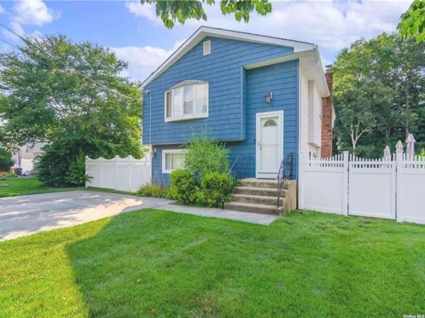 524 Nichols Rd, Hauppauge, NY 11788