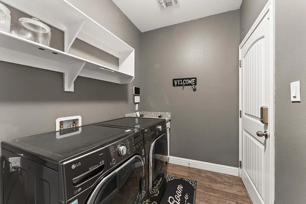 5 bed, 3.0 bath, 3029 sqft, $4,200 — Photo 2