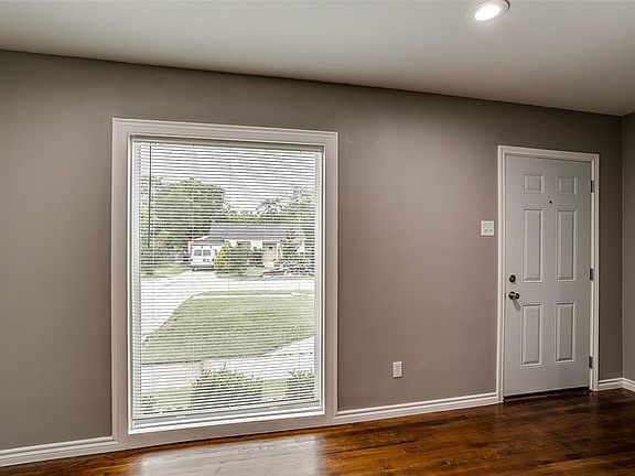 3rd image of 116 W Avenue F