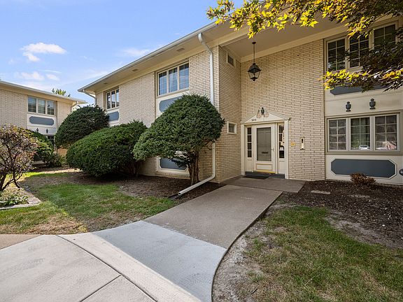 2nd image of 930 17th St APT 17