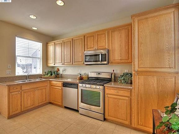 3rd image of 721 Summer Ln