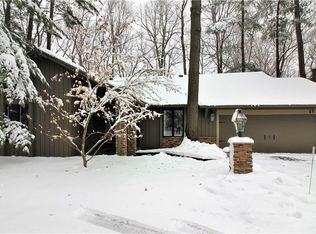 17 Cedarwood Cir, Pittsford, NY 14534