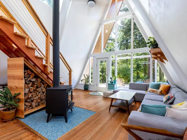 685 NE California St, Yachats, OR 97498