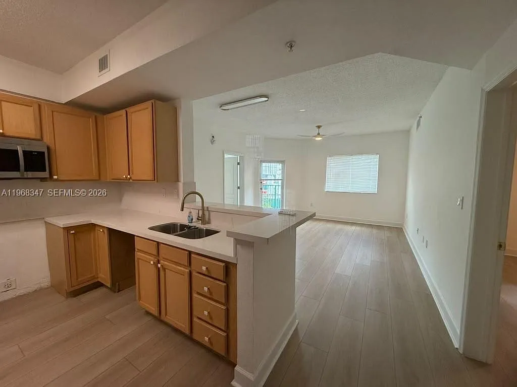 Valencia Condo — Photo 4