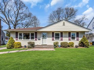 65 Allan Dr, East Norwich, NY 11732