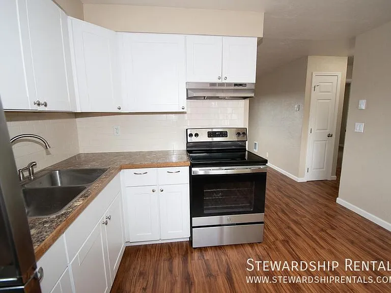 880 W 6th Ave #8 — Photo 5