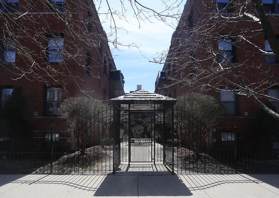 1st image of 925 W Sunnyside Ave