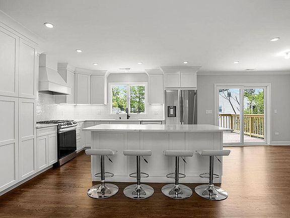 3rd image of 210 Joffre Ave