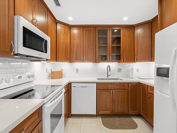 4th image of 6245 Bay Club Drive #1