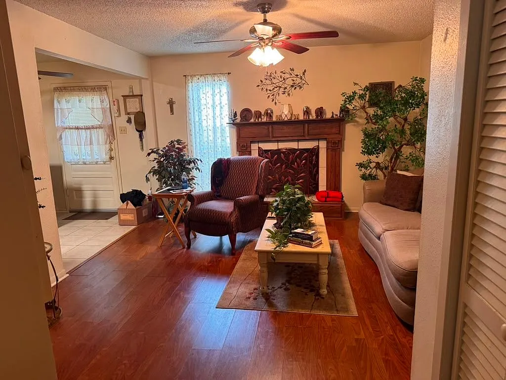 3 bed, 2.0 bath, 2100 sqft, $1,600 — Photo 3