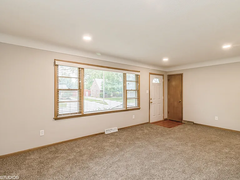413 SW Westlawn Dr — Photo 8