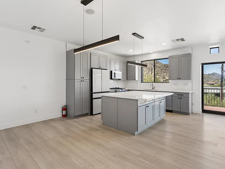10011 N 1st Ave — Photo 23