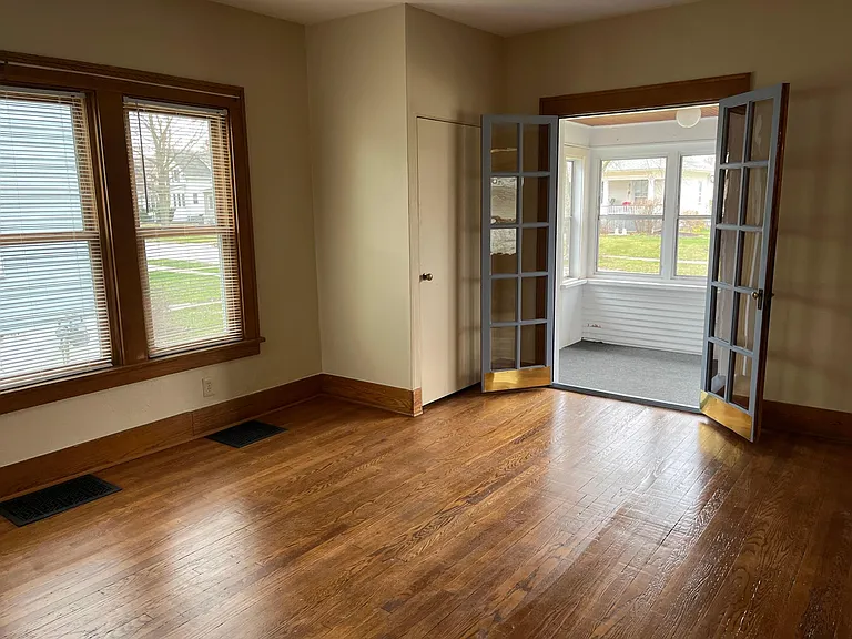 2439 Tremont Ave — Photo 8