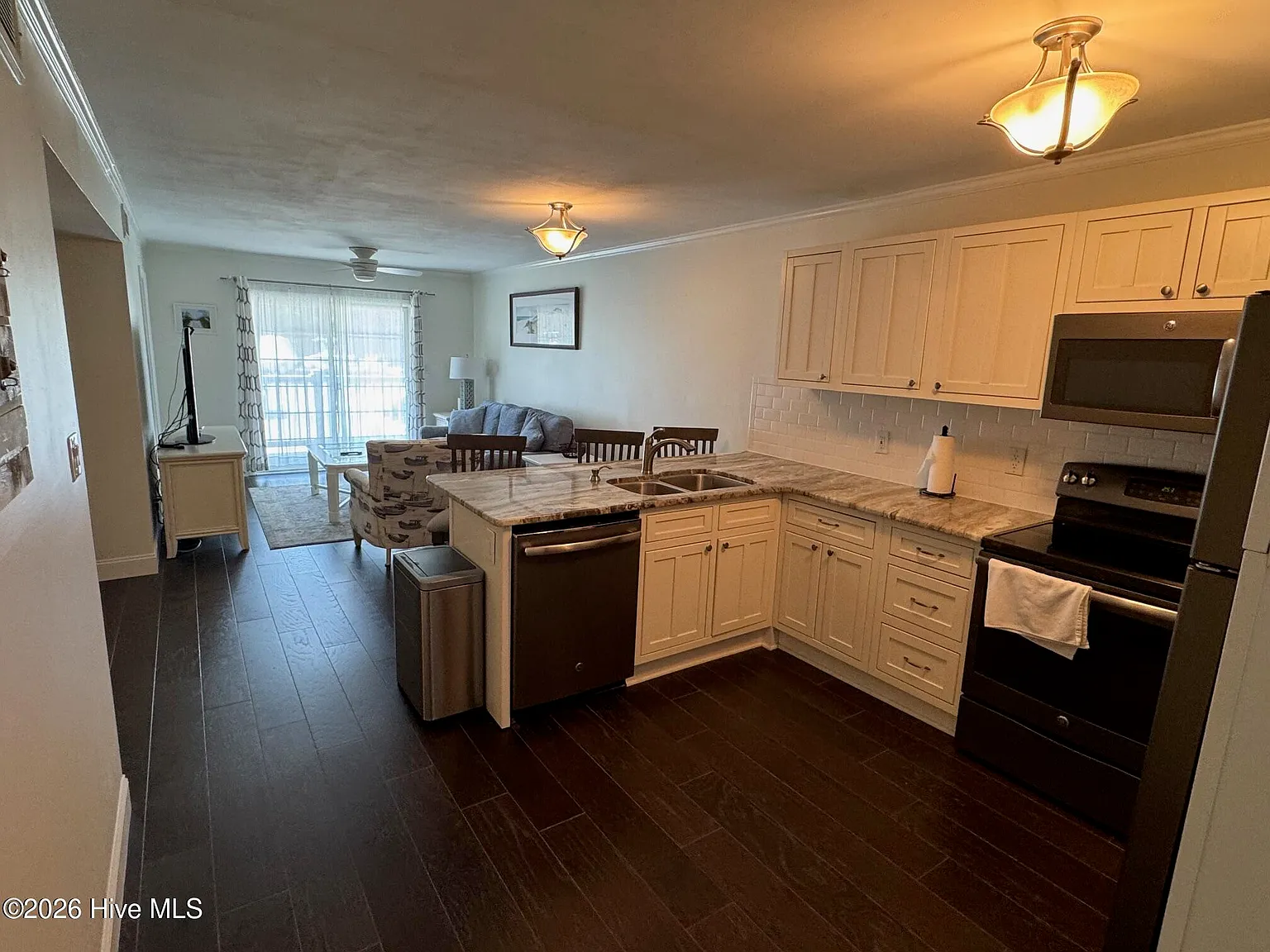 2 bed, 2.0 bath, 888 sqft, $2,000 — Photo 4
