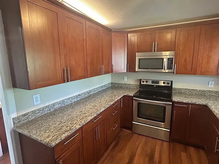 7212 S 127th St — Photo 3