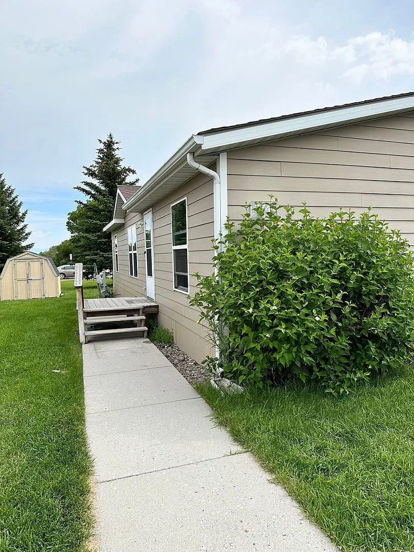 Centrally Located 3 BD 2 BA Modular Home — Photo 1