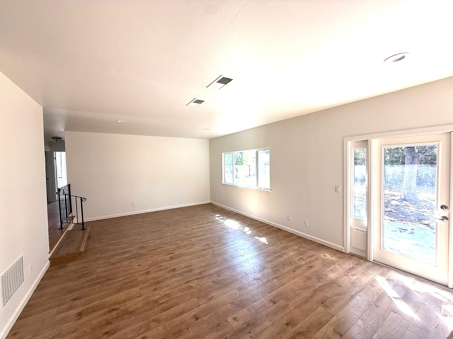 3 bed, 1363 sqft, $4,100 — Photo 2