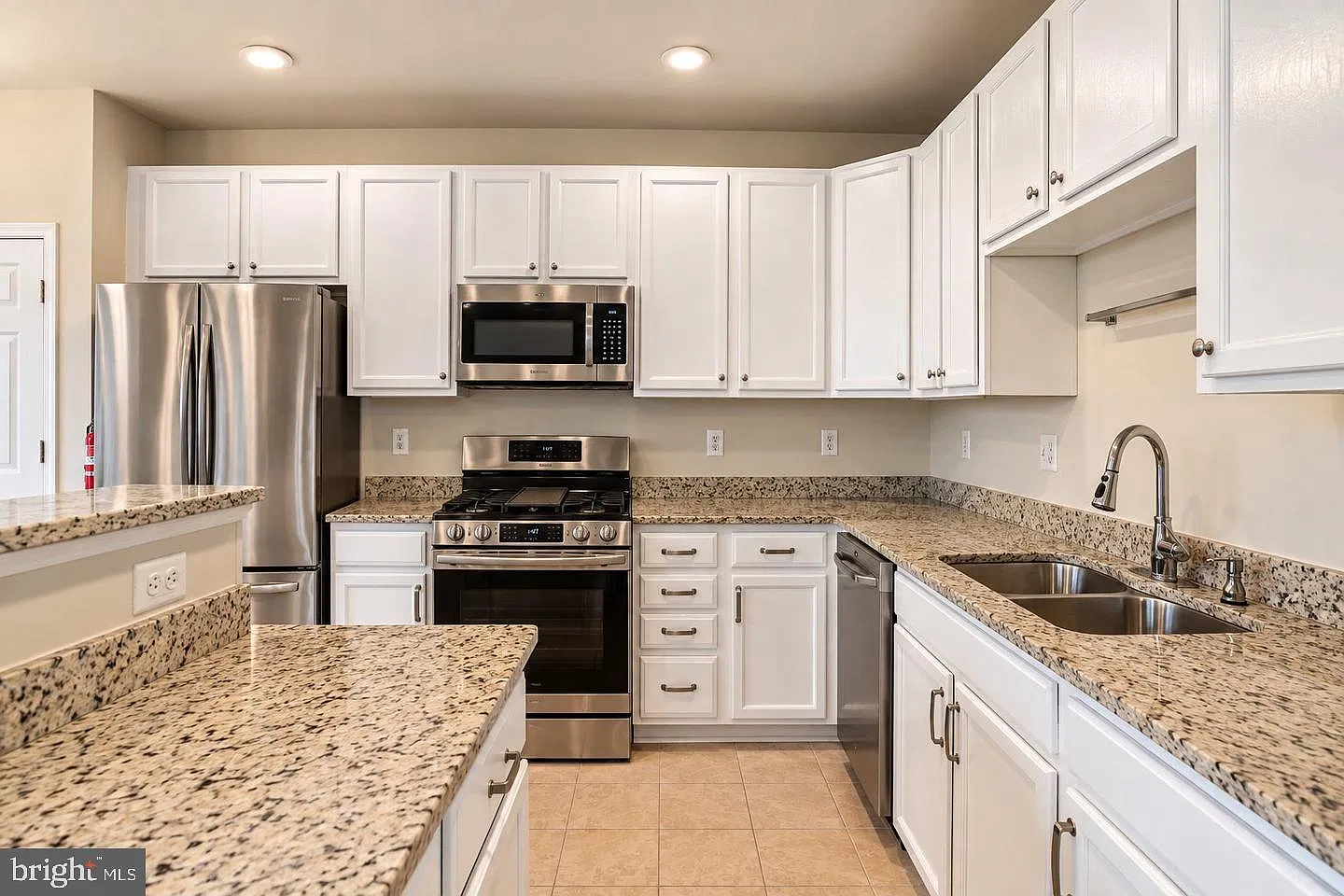 3 bed, 4.0 bath, 2424 sqft, $2,800 — Photo 3