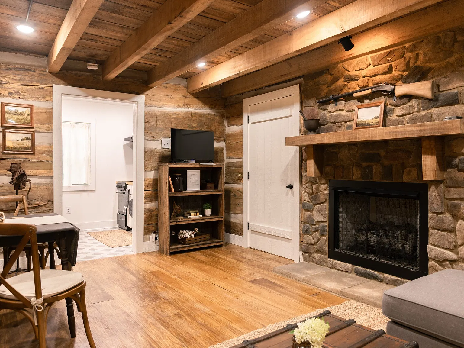 1 bed, 1.0 bath, 1650 sqft, $2,200 — Photo 2