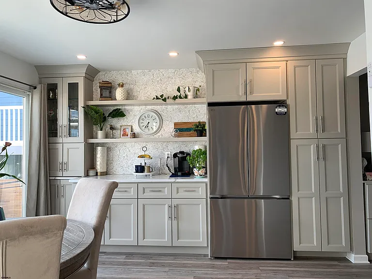 144 N Derby Ave — Photo 3