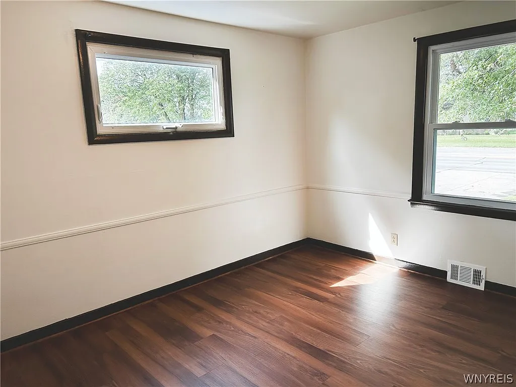 3 bed, 1.5 bath, 1487 sqft, $2,300 — Photo 3