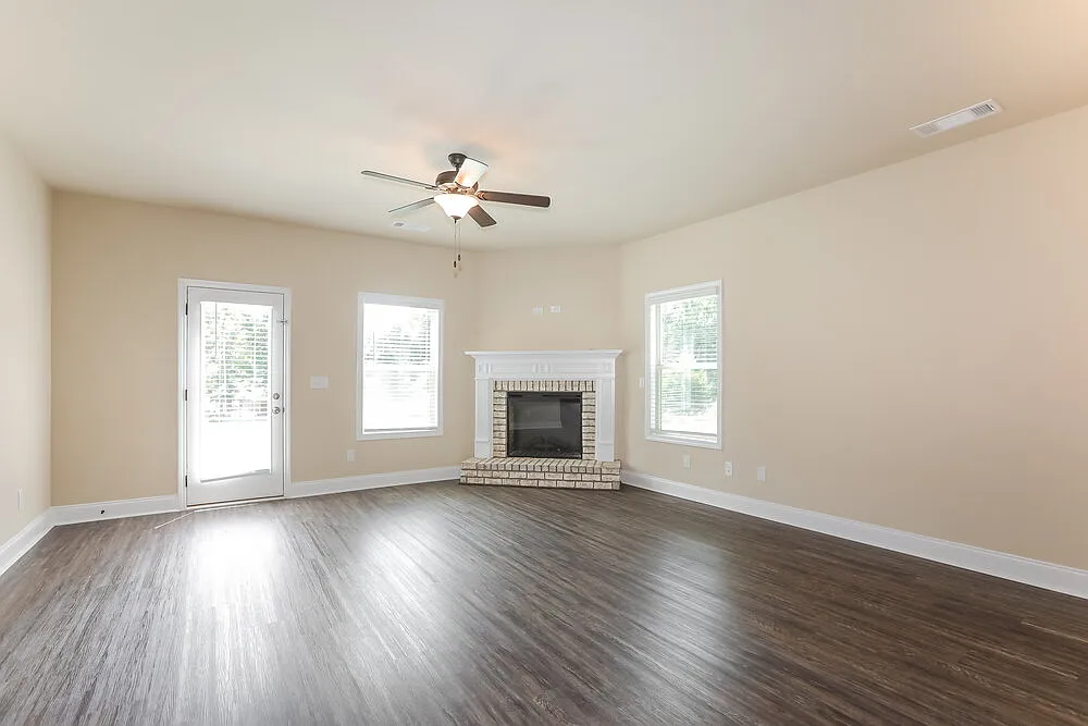 5 bed, 3.0 bath, 2377 sqft, $2,440 — Photo 4