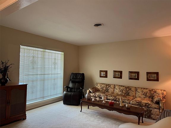 4th image of 203 E Thornton Rd