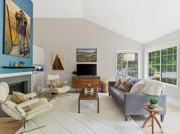 32 Southbridge Court, Simsbury, CT 06070