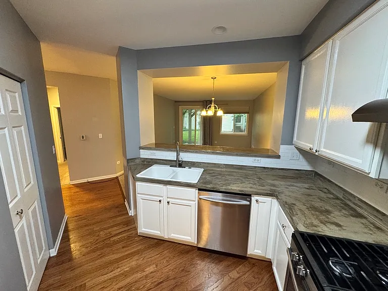 2910 Stockton Ct — Photo 3