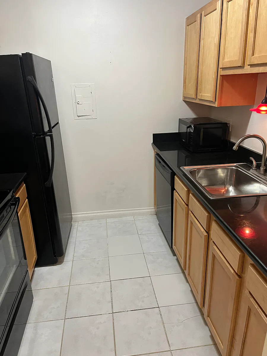 Building Photo - 925 Laprairie St #117