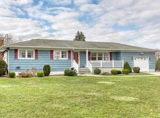 895 Village Ln, Mattituck, NY 11952