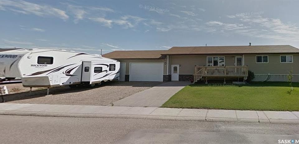 1st image of 112 Gray CRESCENT W