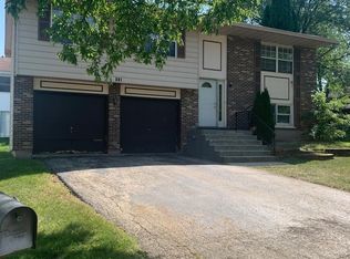 301 Elwood Ct, Westmont, IL 60559