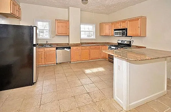 3 bed, 2.5 bath, 1948 sqft, $3,200 — Photo 2