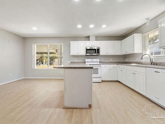 5th image of 1006 Lake Aire Dr
