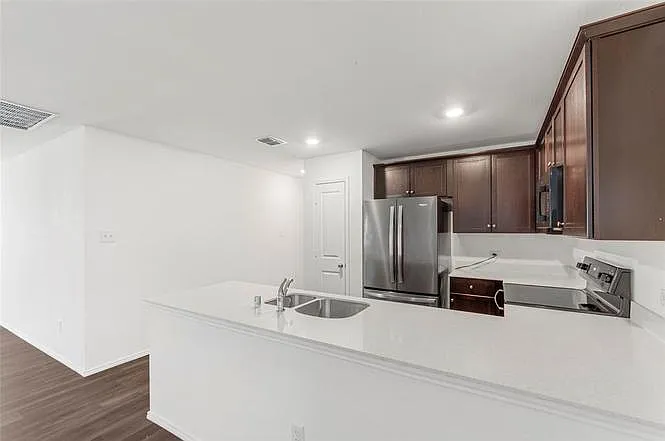 5430 Longshadow Dr — Photo 2