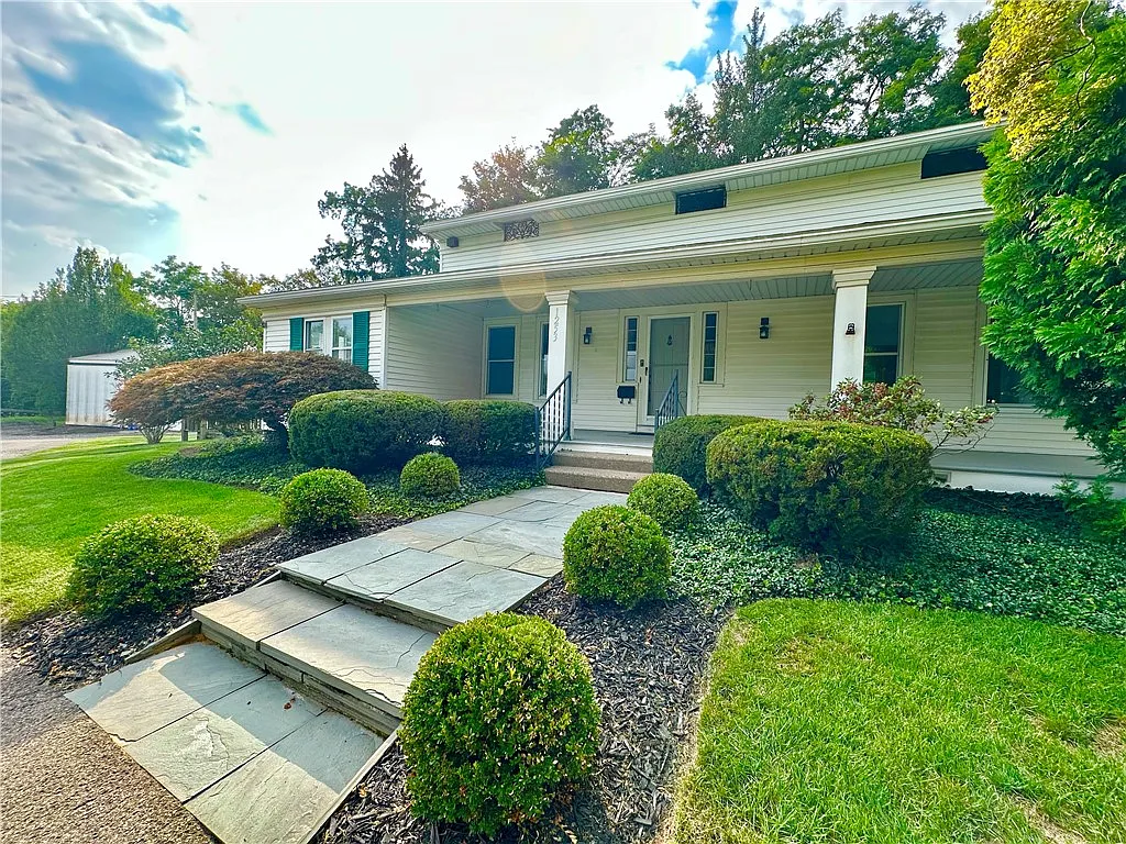 4 bed, 2.0 bath, 2194 sqft, $2,500 — Photo 2