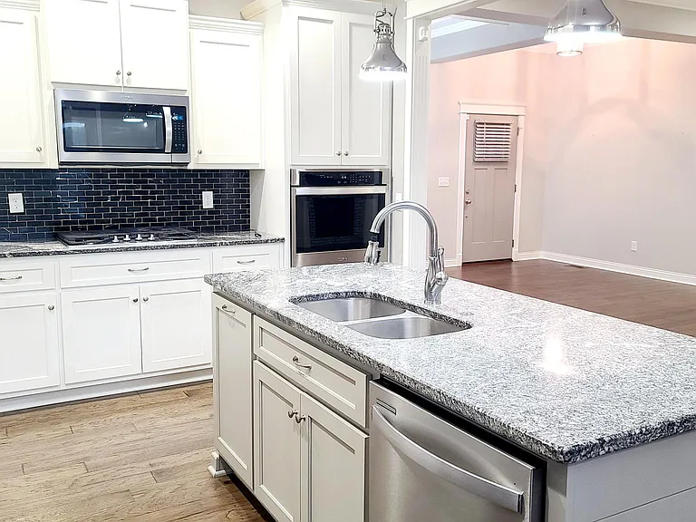 620 Montrose Dr — Photo 4