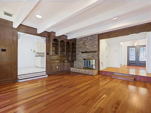 3rd image of 412 Oakmont Ln N Floor 1