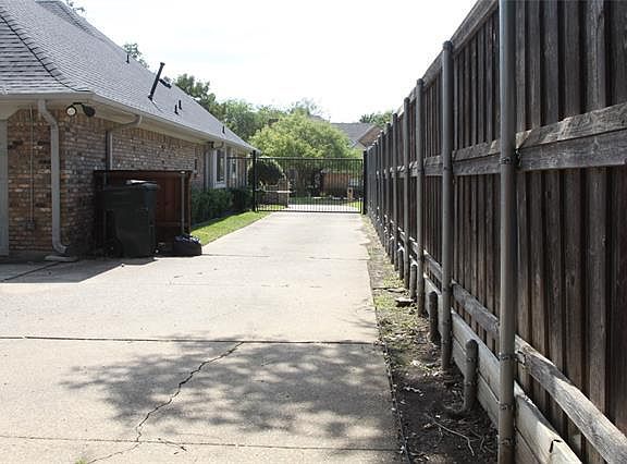 3rd image of 1913 Carmel Dr
