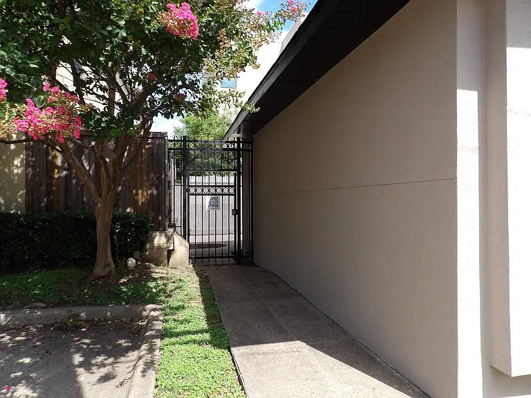 3219 Lee St — Photo 23