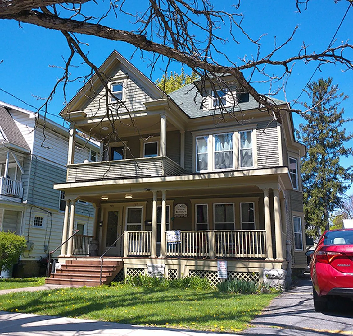727 Euclid Ave - Available 6/1/27 - First Floor Flat Close to Campus Off Street Parking — Photo 3
