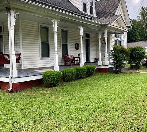 Nicely maintained home in great neighborhood
