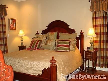Master Bedroom : Spacious Master Bedroom, wood floor, vaulted ceiling, ceiling fan, walkin closet