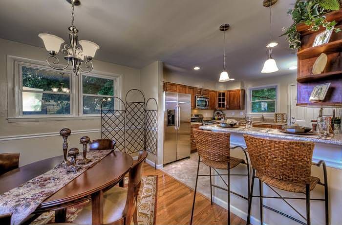 Spacious Din. Rm. to Kitc