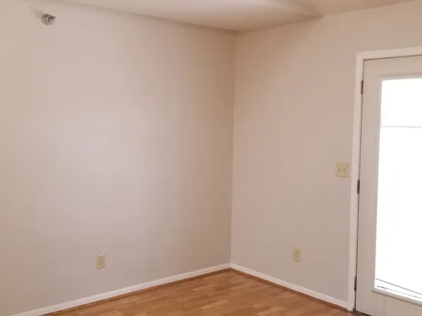 921 W 20th Street, 921 W 20th St APT 3, Cedar Falls, IA 50613