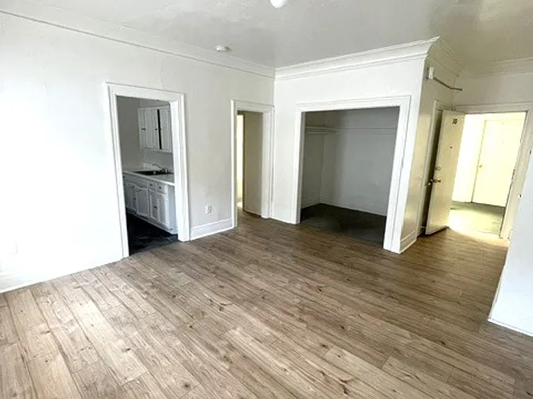 946 S Burlington Ave — Photo 2