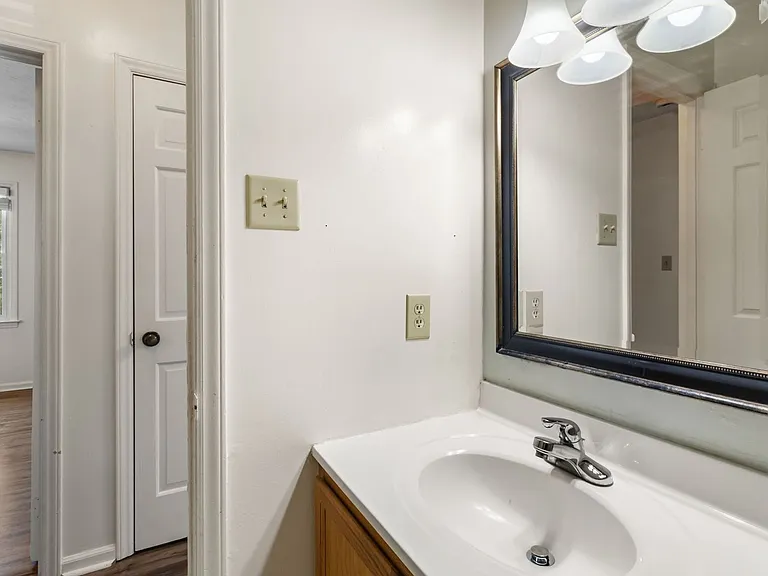 35 Hamburg Dr — Photo 8